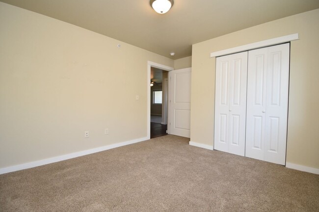 Building Photo - Pet Friendly! Beautiful 2 bedroom, 2 bathr...