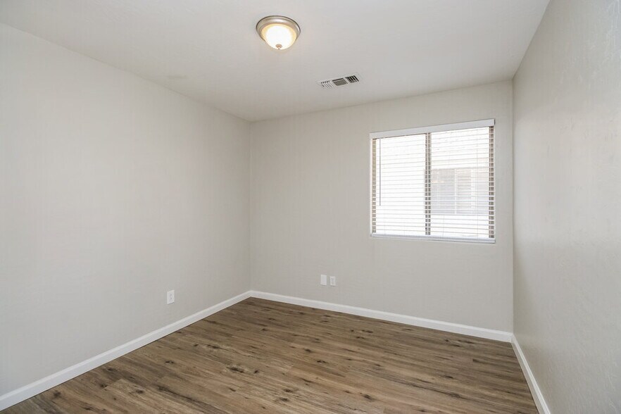 Building Photo - 748 W Dublin St