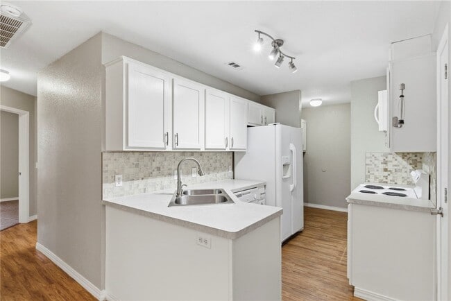 Building Photo - 932 S Curtis Ave