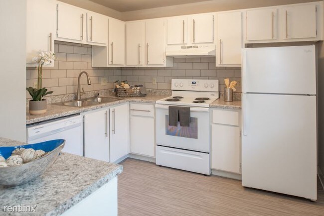 Building Photo - 1 br, 1 bath Apartment - 217 E. Taylor St.