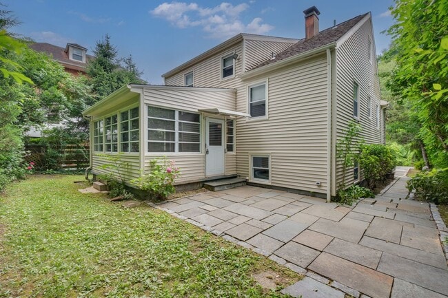 Building Photo - 4-bedroom, 2-bathroom home located in the ...