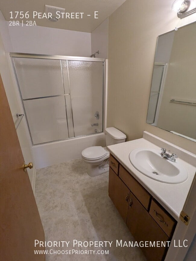 Building Photo - 1756 Pear St