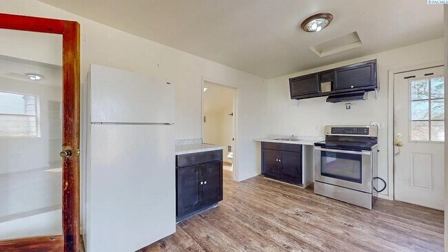 Building Photo - 3 bedroom, 3 bath home in Kennewick