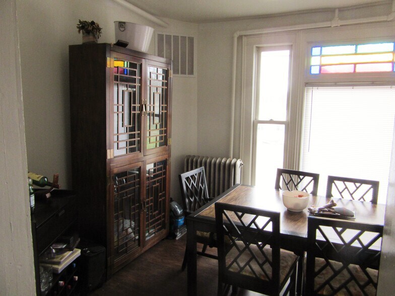 dining room - 704 N Randolph St