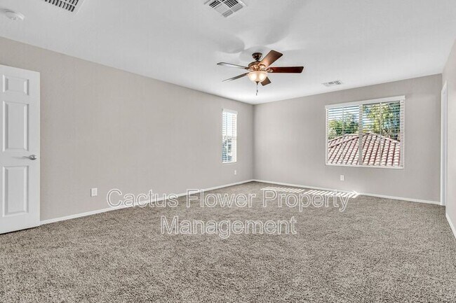 Building Photo - 2544 E Vermont Dr