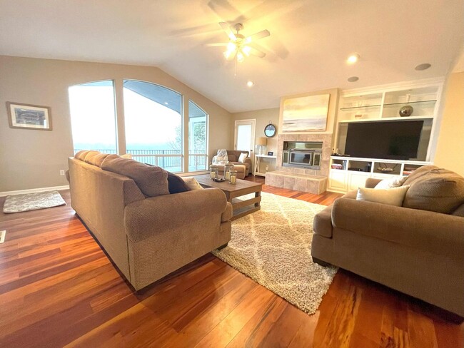 Building Photo - Elegant 4 bedroom 2.5 bath home, Completel...
