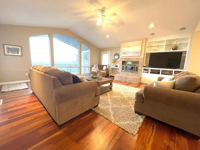 Building Photo - Elegant 4 bedroom 2.5 bath home, Completely Furnished