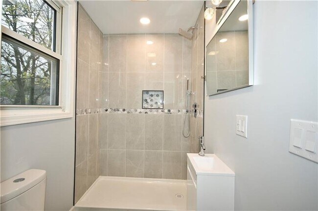 Building Photo - Beautifully Remodeled 3 Bedroom House in C...