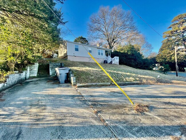 Building Photo - This 3 bedroom 1 bath home is located off Freedom Dr