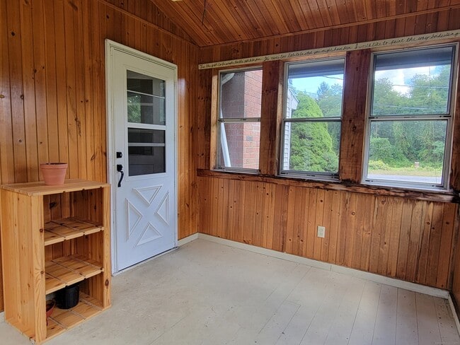 Building Photo - 72 Latham Rd