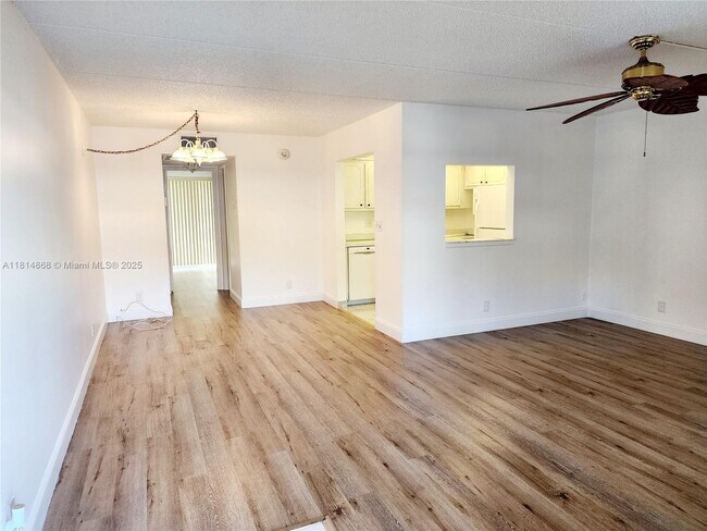 Building Photo - 700 Village Green Ct