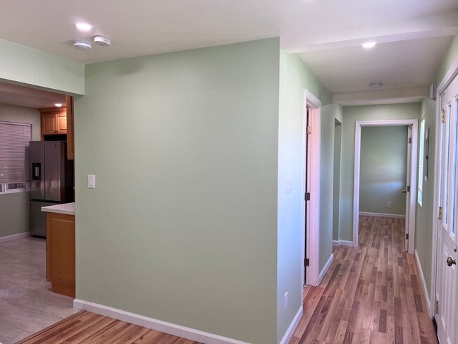 Building Photo - Beautifully remodled 2 bedroom cottage wit...