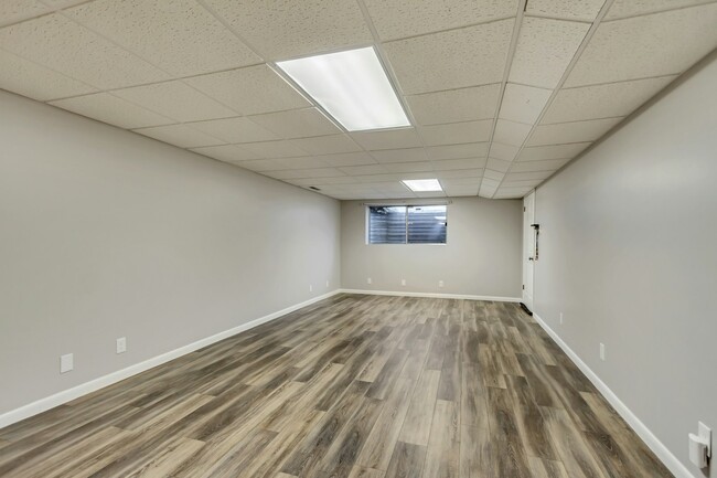Building Photo - 927 E 200 S St