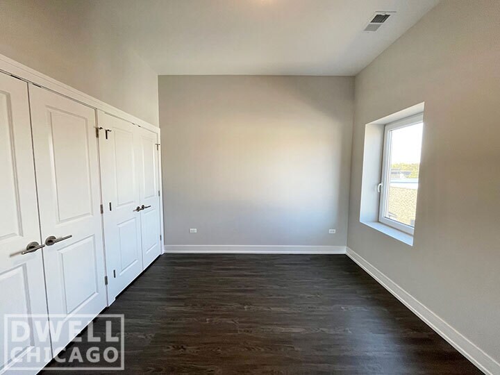 Building Photo - 1724 W Greenleaf Ave