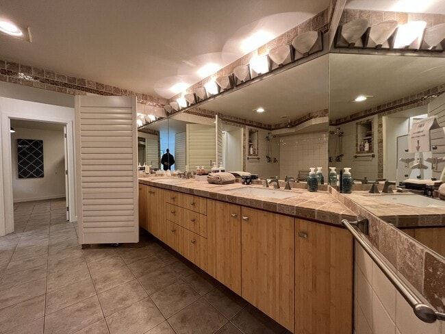 Building Photo - Spacious 1 Bedroom ADU Steps to OHSU with Soaking Tub, Rain Shower, and Treeline Views