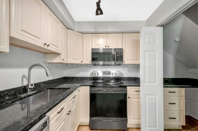 Building Photo - 738 McPherson Dr