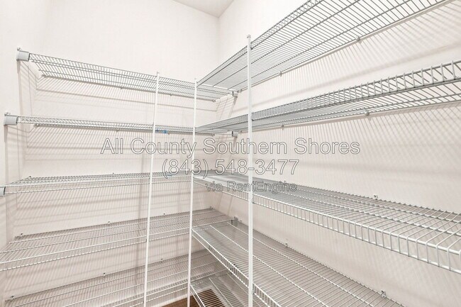 Building Photo - 3084 Claredon St