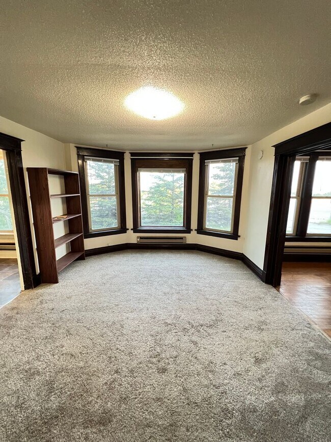 Building Photo - 1st Floor 1+ Bedroom Apartment! AVAILABLE MAY!