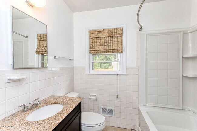 Building Photo - Students Welcome great 4 Bedroom House