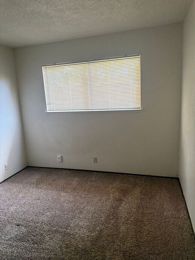 Building Photo - 2 Bed 2 Bath Duplex!