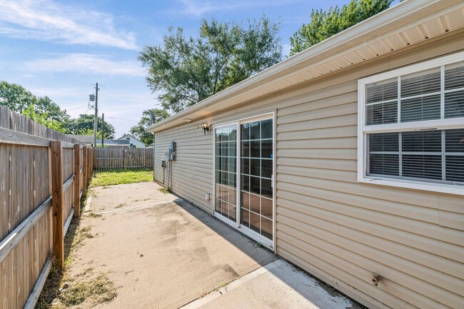Building Photo - Cute Two Bedroom Home