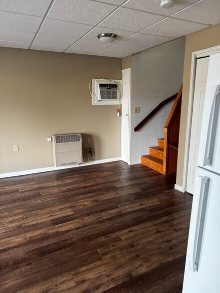 Living room. Gas heater. - 704 Main St