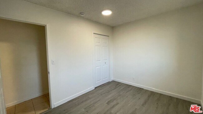 Building Photo - 1240 N Evergreen Ave