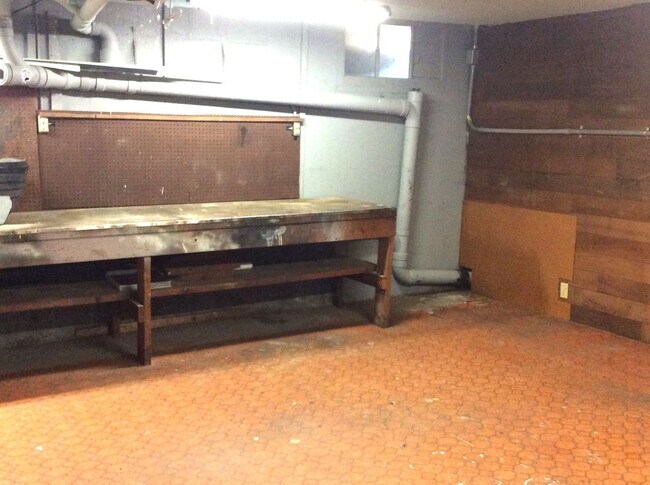 Building Photo - Browns Point Beauty! Spacious 2BDRM/1.75 BATH Home with Partial View of the Sound!