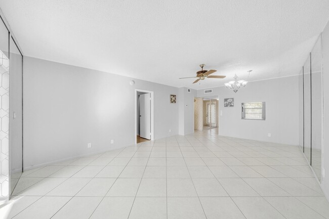 Building Photo - 1035 Country Club Dr