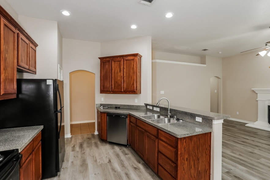 Building Photo - 129 Oriole Dr