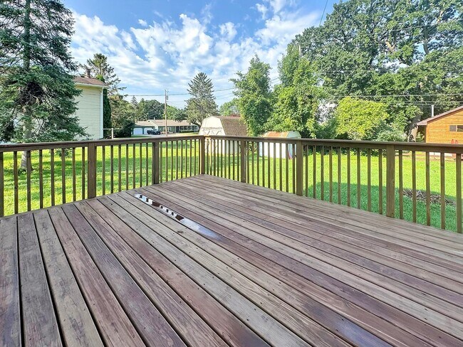 Building Photo - 465 3rd Ave