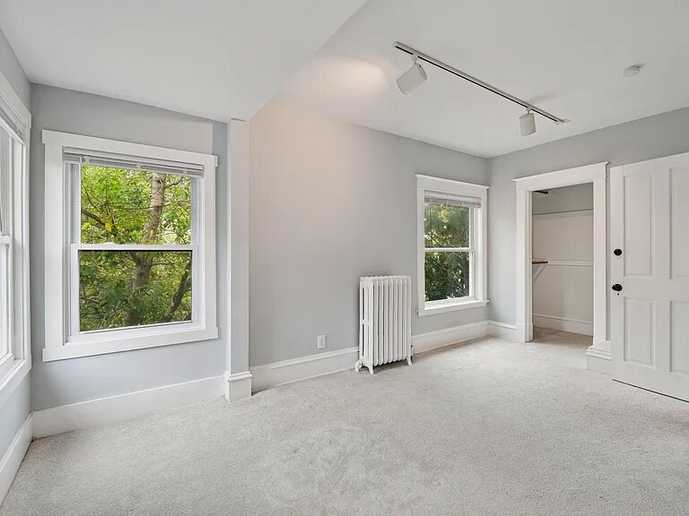 Building Photo - 1085 16th Ave SE