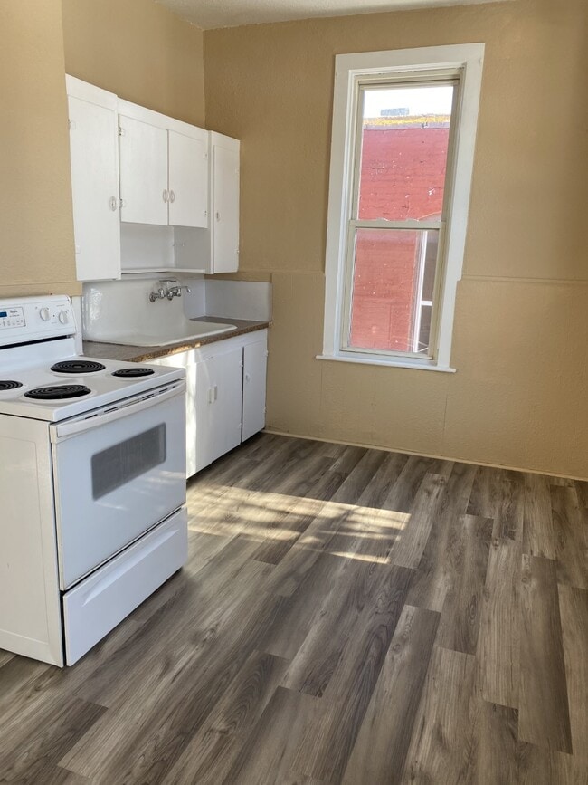 Building Photo - 1502 Jules St