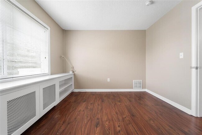 Building Photo - 406 S Cedar Ave