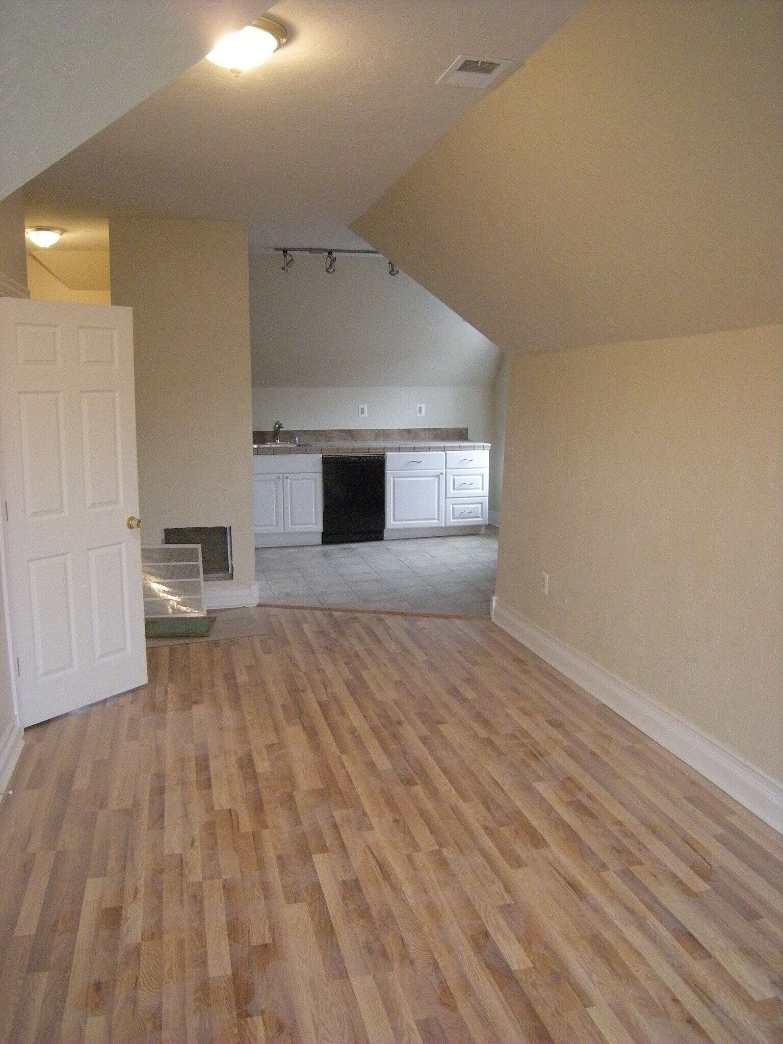 Building Photo - 244 S St Clair St