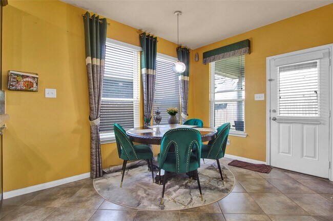 Building Photo - 1242 S Maple Dr