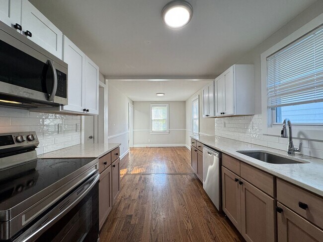 Building Photo - Cape Cod Single Family | Just a Block from the Beach!