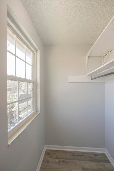 walking closet - 105 Jacksons Retreat Ct