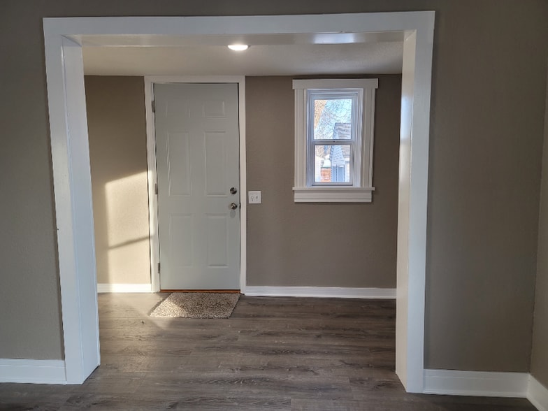 Building Photo - 505 Main St