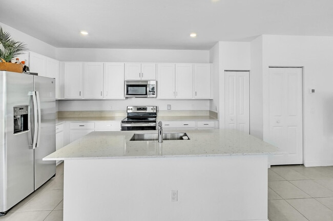 Building Photo - 235 SE Woodbark St