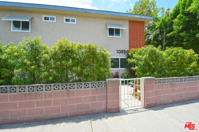Primary Photo - 10854 Morrison St