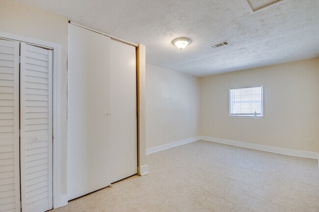 Building Photo - 3742 Dreyfus St