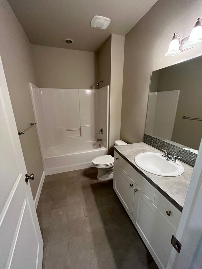 Building Photo - Single Level Home with Nice Layout