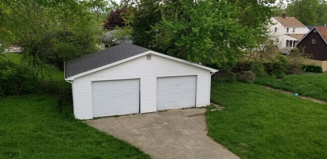 Building Photo - 12000 Bennington Ave