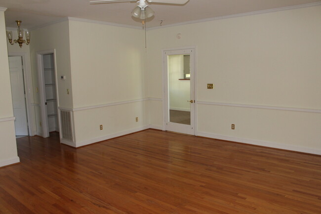 Building Photo - 3 Bed/2 Bath Home Right Next to Walker Gol...