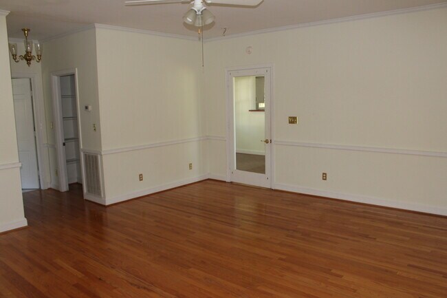 Building Photo - 3 Bed/2 Bath Home Right Next to Walker Golf Course!