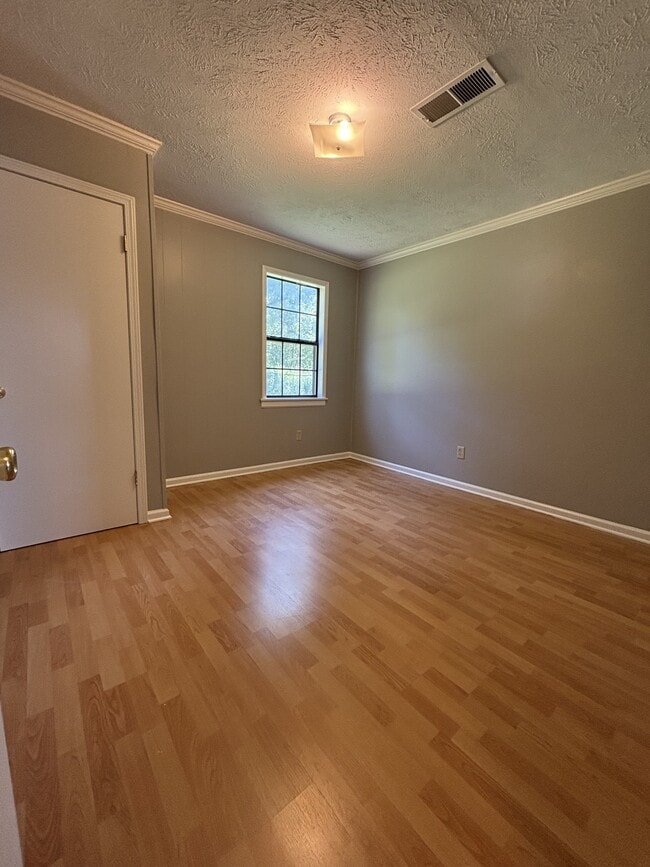 Building Photo - 102 N Bond Ave