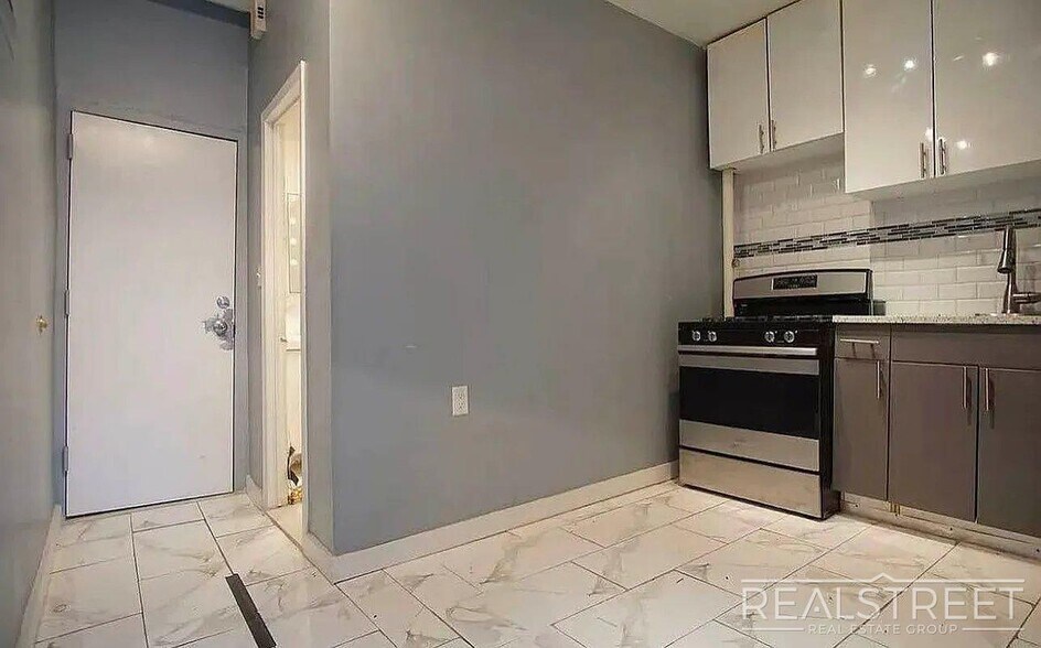 Building Photo - Gates Avenue