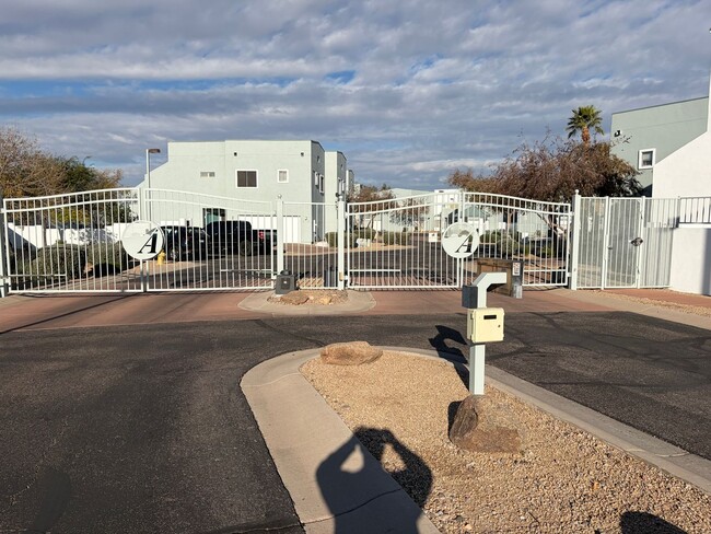 Building Photo - 2 Bedroom 2.5 Bath Townhome!