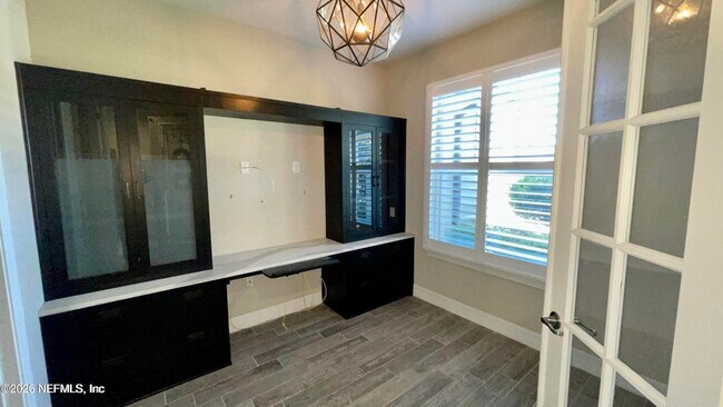 Building Photo - 331 Los Alamos St